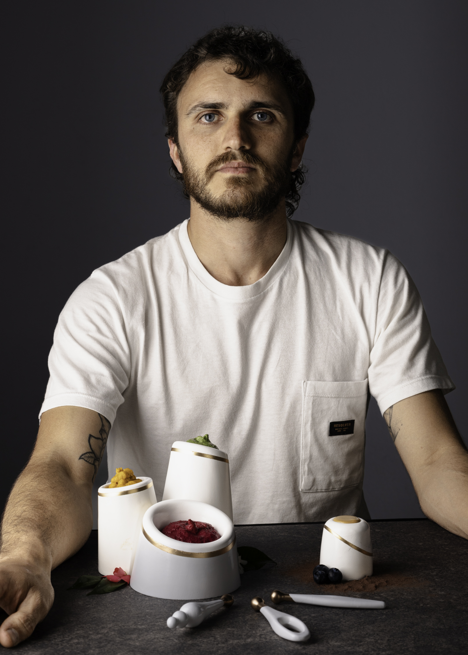 Andrés junto a piezas de diseño gastronómico