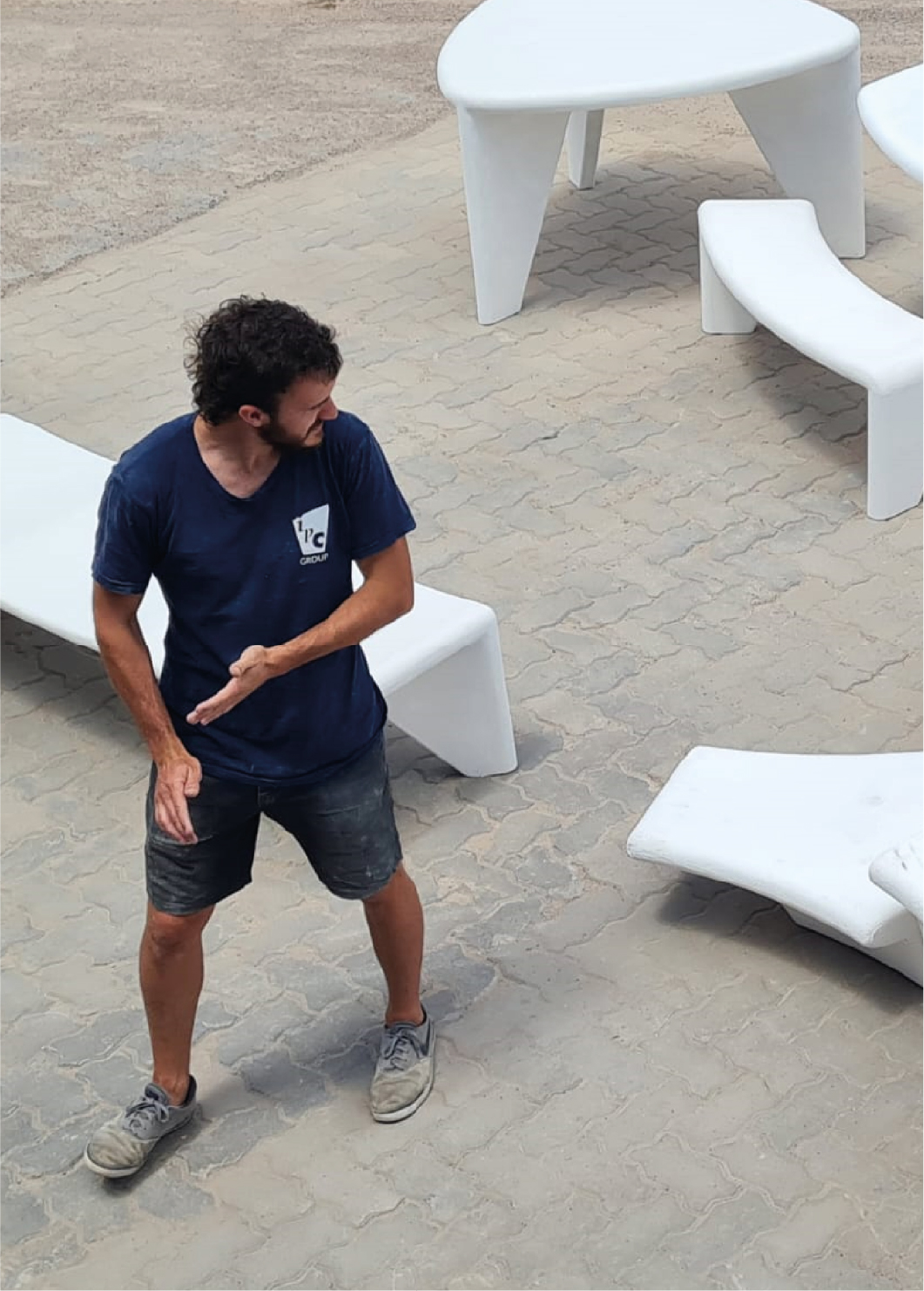 Andrés junto a mobiliario de diseño en un espacio público